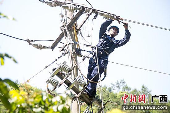 4月29日，贵港市平南县六陈镇寻社村的施工现场热火朝天。余弦  摄