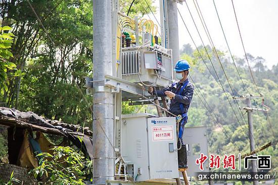 图为智能化网关调试。余弦  摄